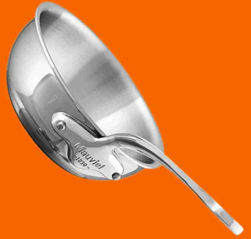 Sauteuse rundad Mauviel Cook Style 2 liter St�l mot orange bakgrund
