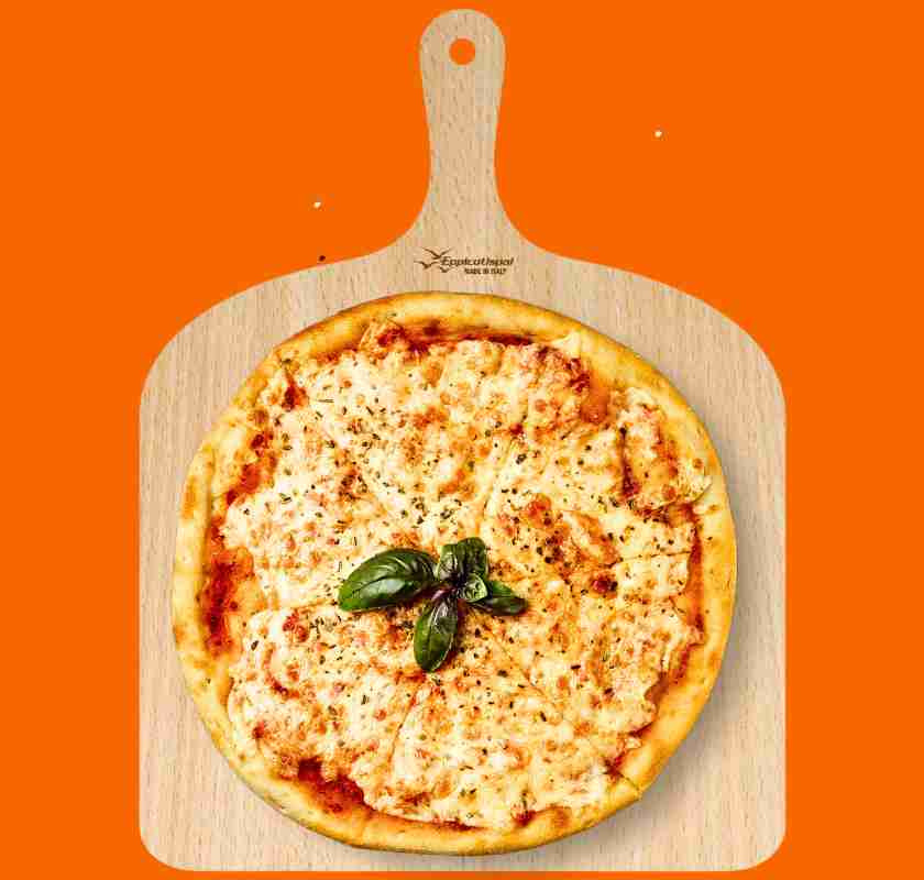 Pizzapeel & br�dspade i tr� med pizza Eppicotispai med pizza mot orange