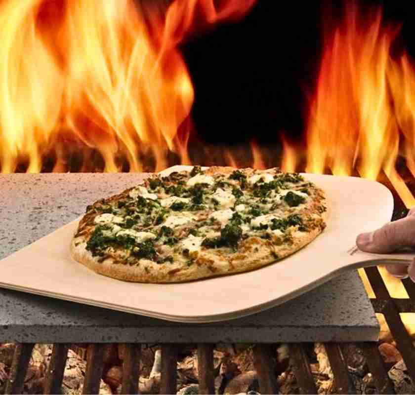 Pizzaspade i tr� l�gger pizza p� baksten