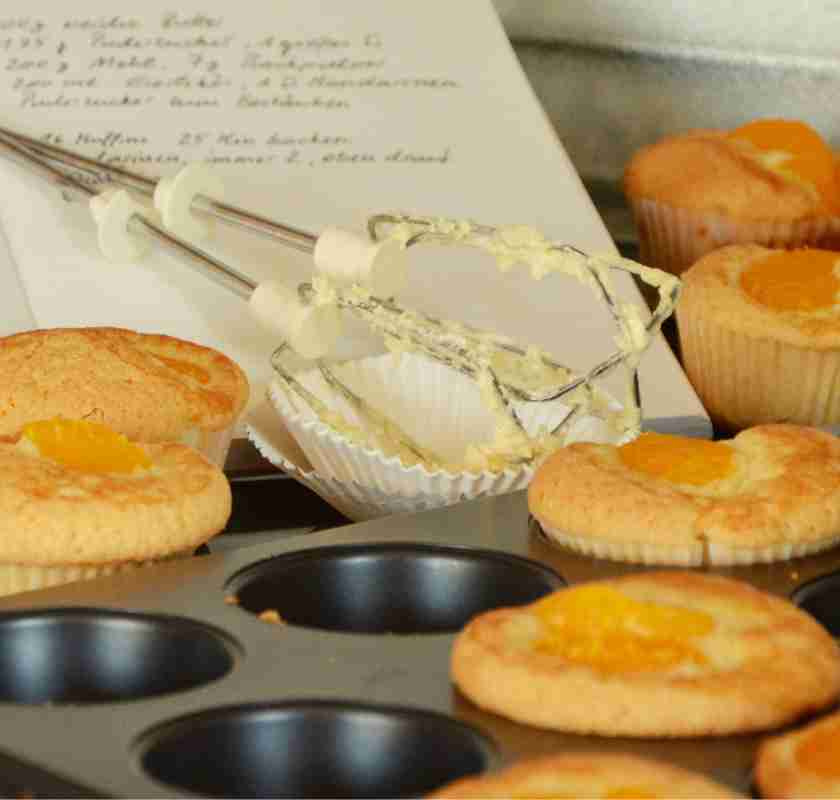 Muffins p� pl�t och receptbok, visp