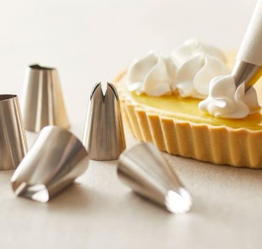 Tyllar p� bord och spritsar p� paj