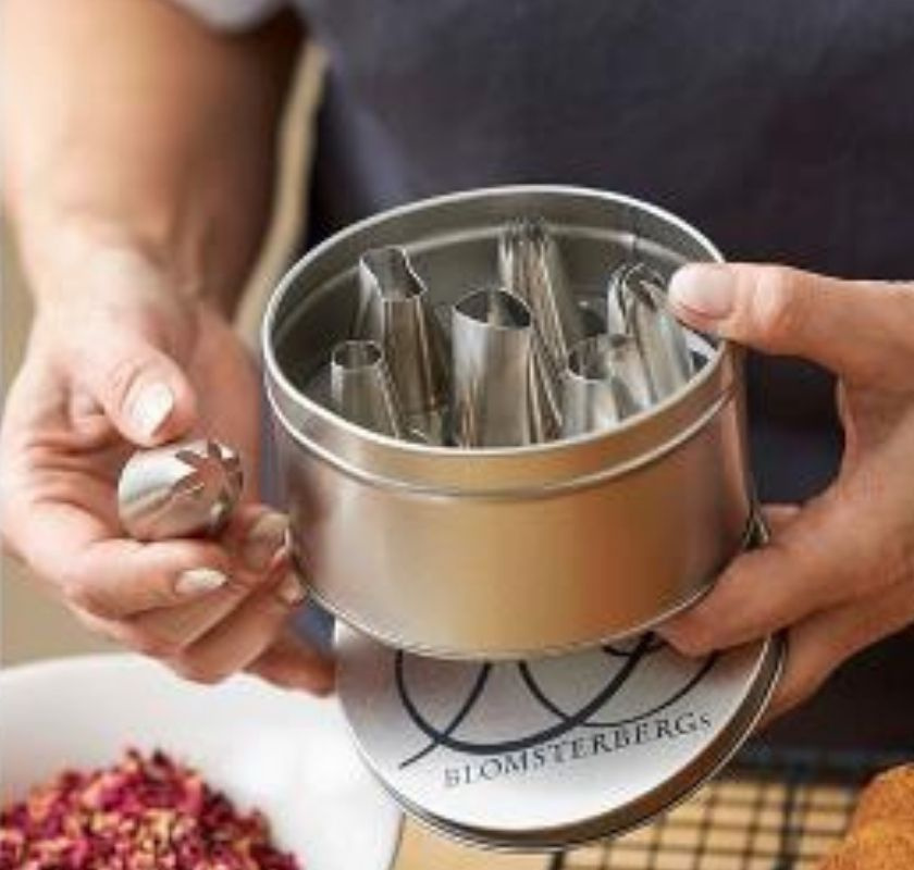 Kvinna h�ller burk med tyllar