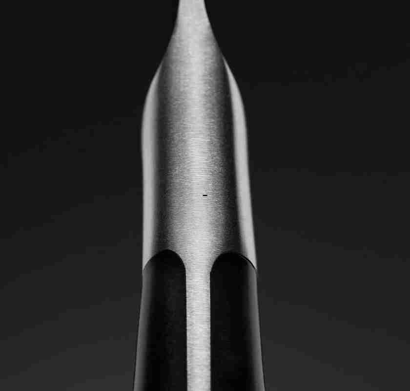 Detalj av �verg�ngen mellan knivblad och handtag p� Lion Sabatier Edonist Fil�kniv 18 cm 