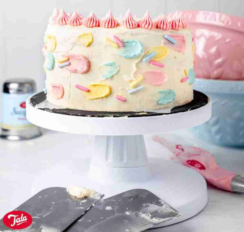  Roterbart och tiltbart dekorationsfat med t�rta och skrapor