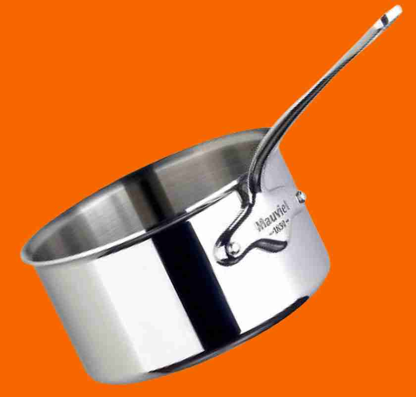 Kastrull rostfri Mauviel Cook Style mot orange bakgrund