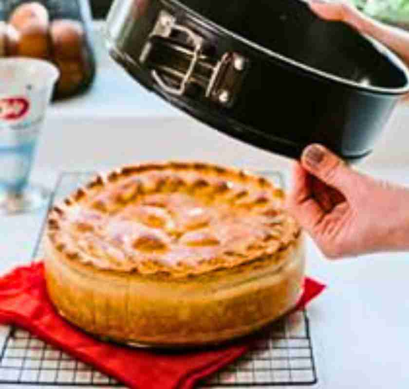 Lyfter av kanten p� springform med paj