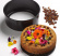 kaka med blommor och russin som tagits ur en svart bakform med hög kant och lös 