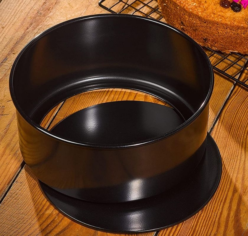 Bakform svart med h�g kant och l�s botten p� bakbord  med  botten p� sidan av