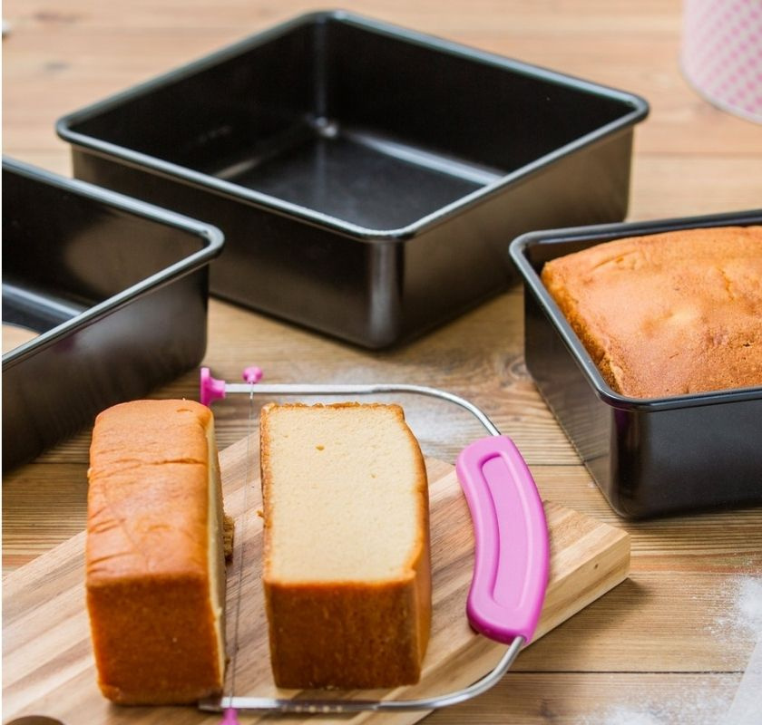 kvadratiska bakformar och ituskuren kaka