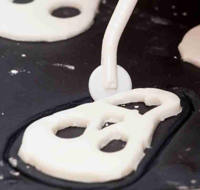 Modellerar skalle i vitt & svart