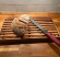 Smulskärbräda med galler med bröd och kniv