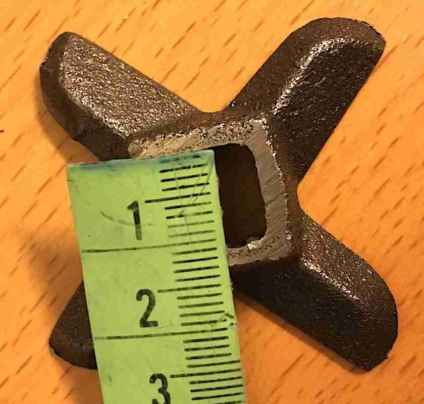 fyrkantigt monteringsh�l p� k�ttkvarnskniv