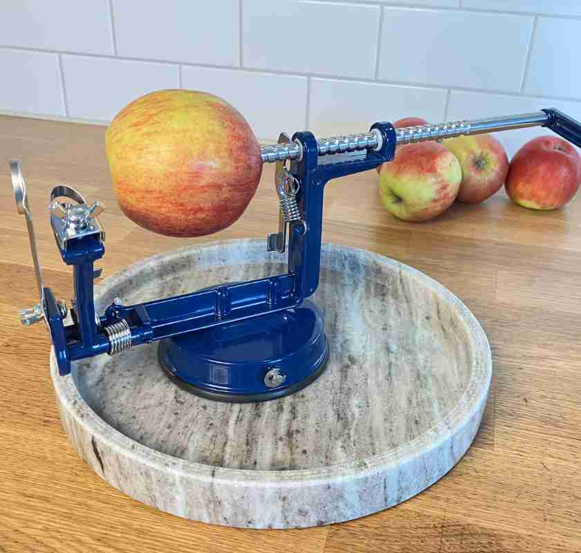 Bl� �ppelskalare p� b�nk