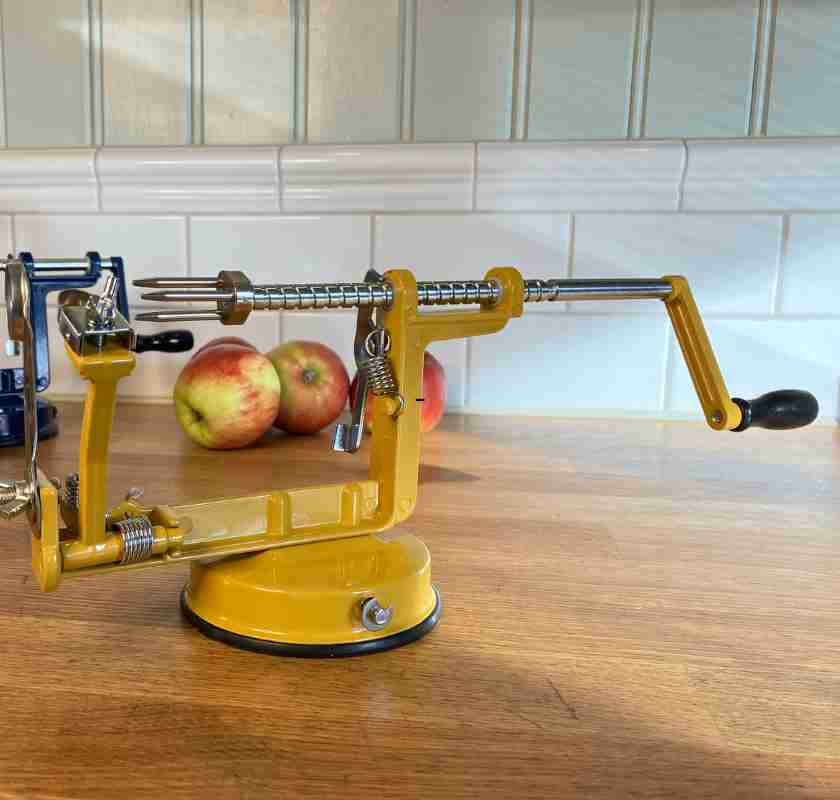 Gul �ppelskalare p� k�ksb�nk