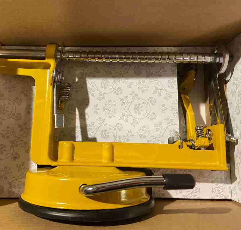 Gul �ppelskalare fr�n Moster Hulda sin l�da