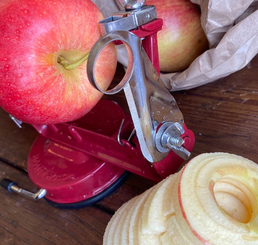 R�d �ppelskalare Moster Hulda med r�da �pplen 