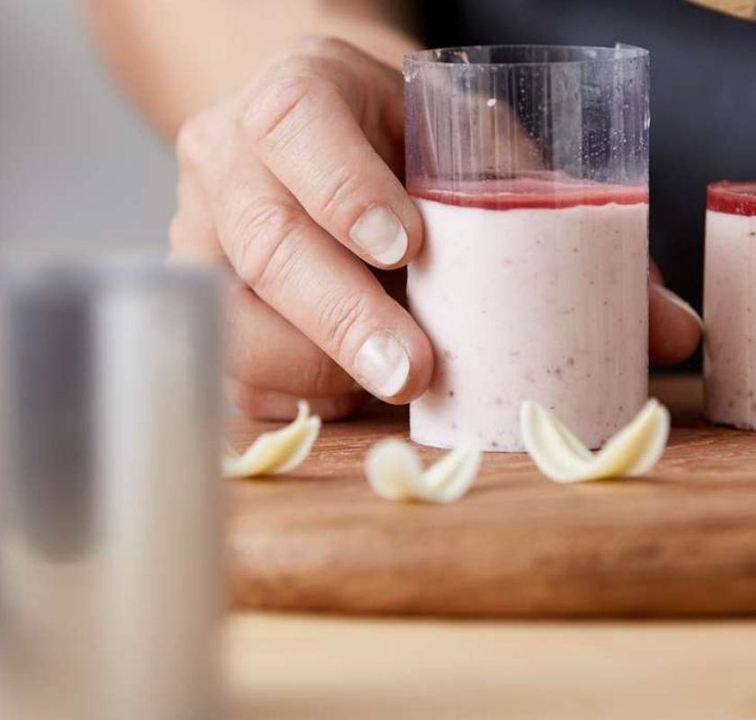 Anv�nd plastremsa till ringa f�r att g�ra moussebakelser