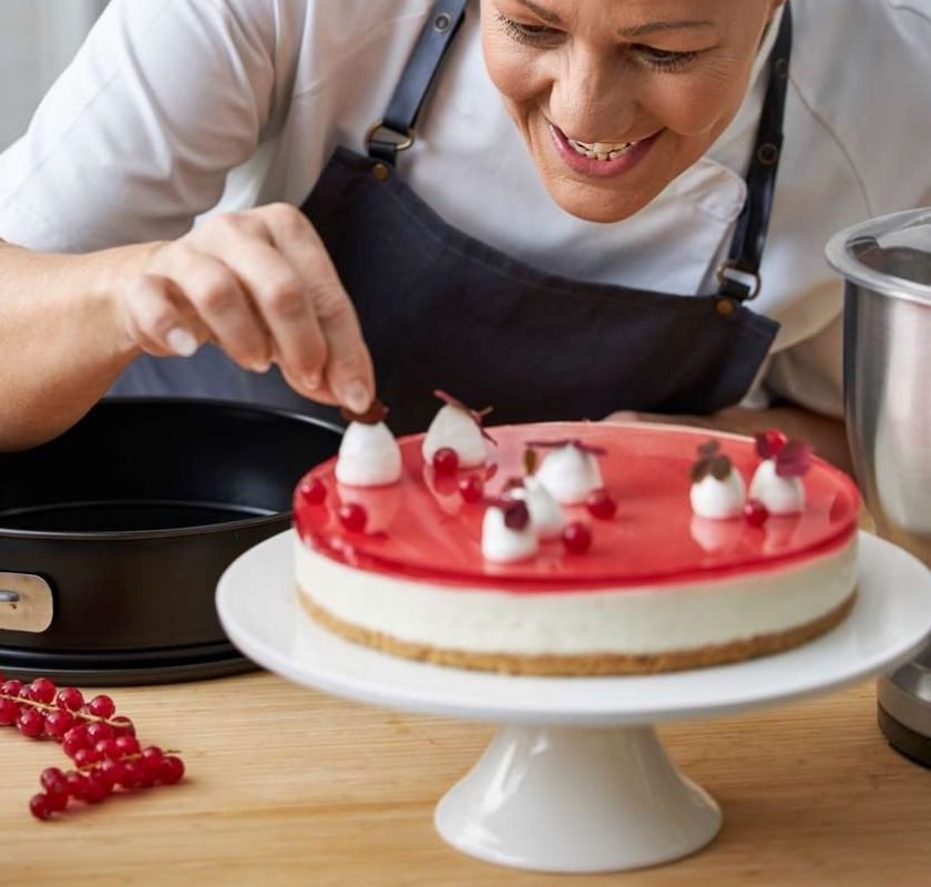 T�rtfat p� fot med r�d t�rta