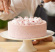 Tårtfat med rosa marsipantårta