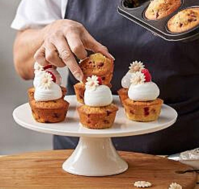 vackert h�gt t�rtfat i vitt porslin med cup Cakes 