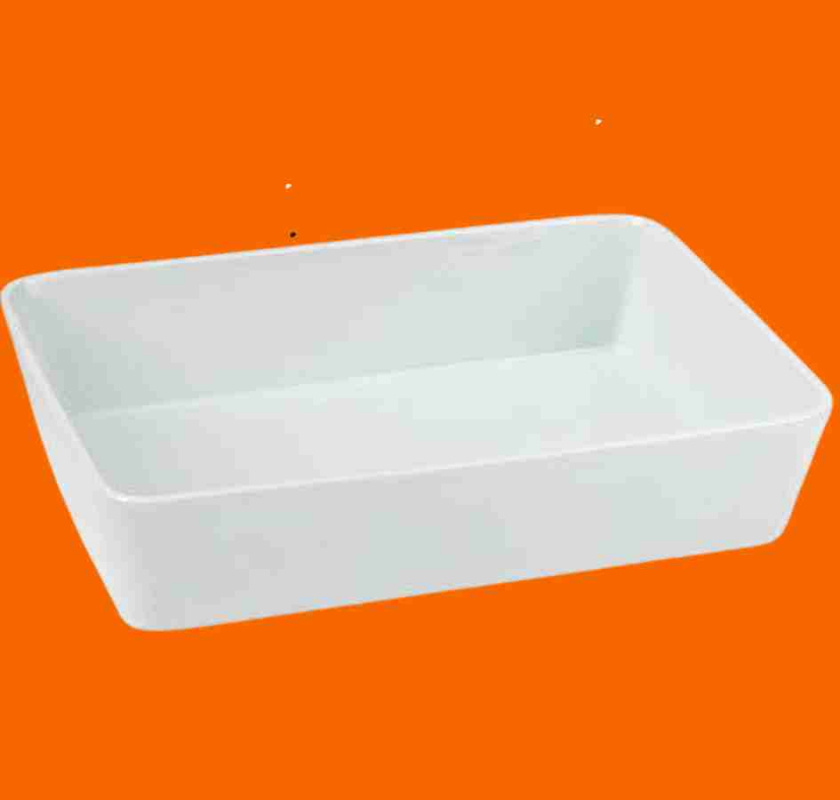 Rektangul�r ugnsform i vitt porslin mot orange