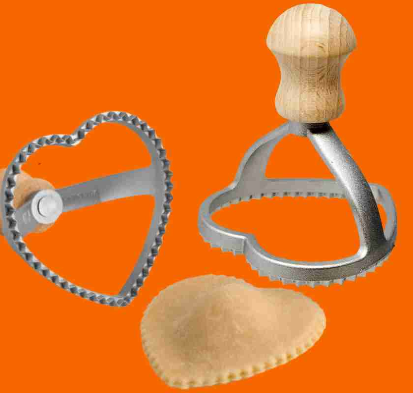 Raviolistans hj�rtformad, f�rdig ravioli mot orange bakgrund