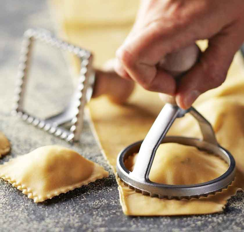 Hemgjord ravioli stansas ut med raviolistamp