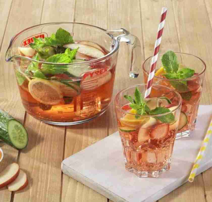 Pyrex literm�tt i tjockt glas med blandad dring, 2 glas med sugr�r