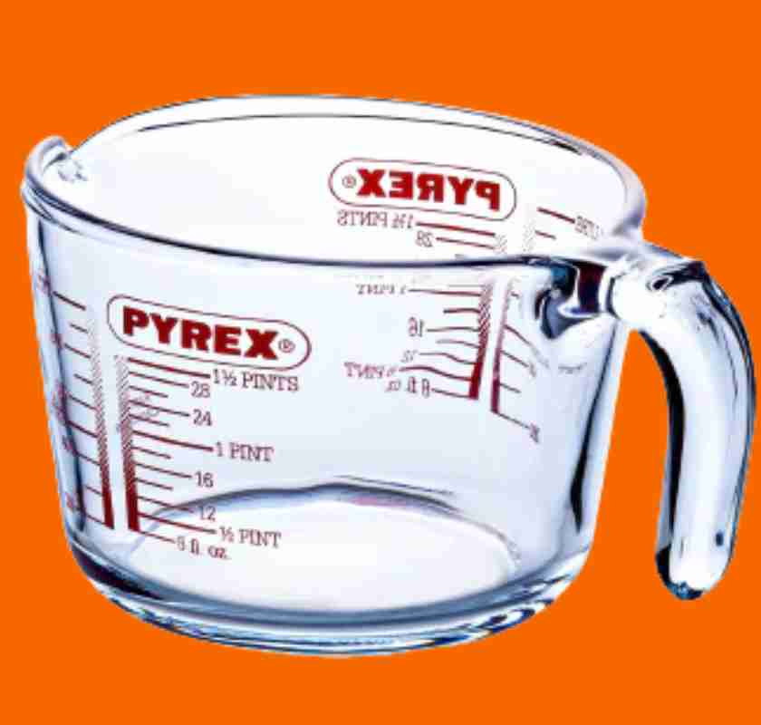 Literm�tt i h�rdat glas Pyrex mot orange bakgrund