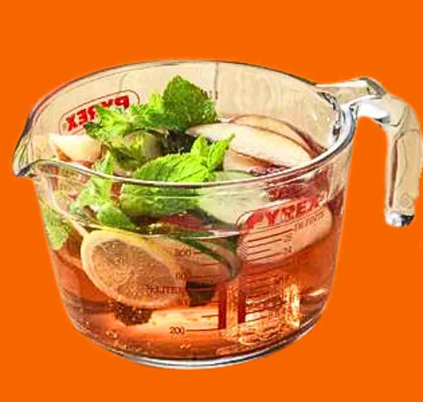 M�ttb�gare i glas 1 liter fr�n Pyrex med iste mot orange bakgrund