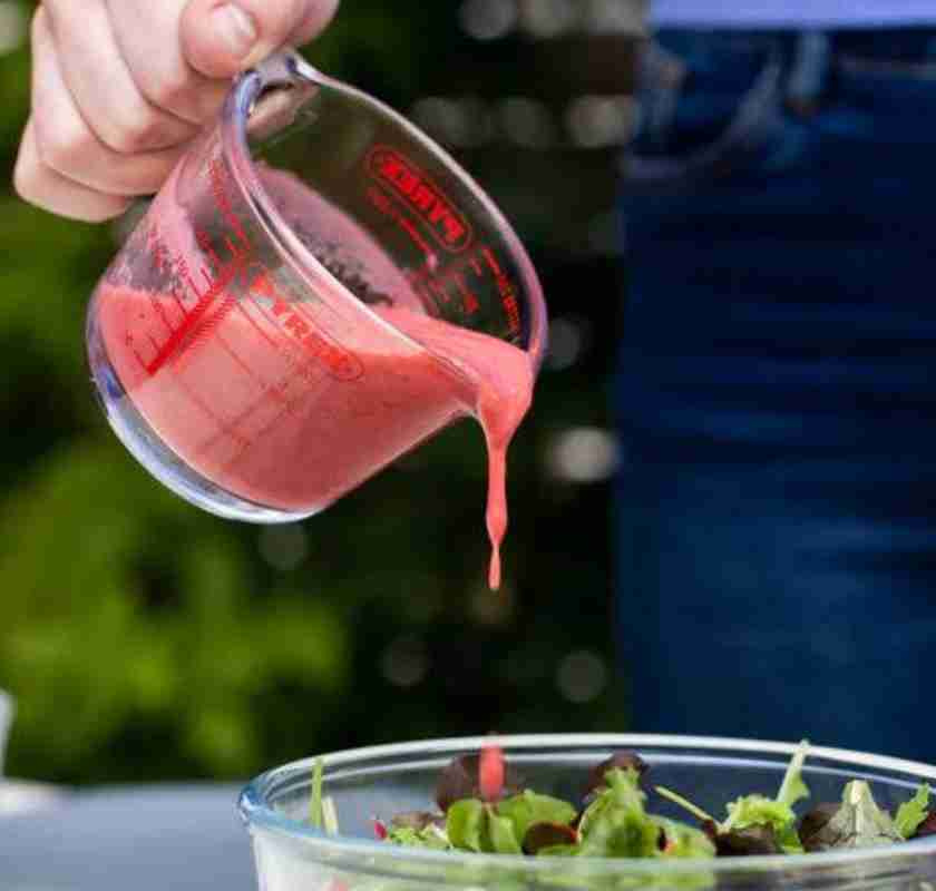 Pyrex glaskamma m�tt halv liter h�ller s�s �ver sallad