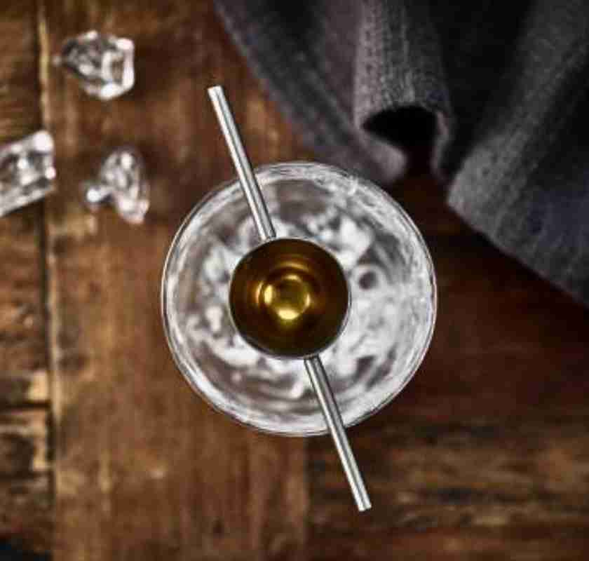 Drinkm�tt p� glasets kant ovanifr�n