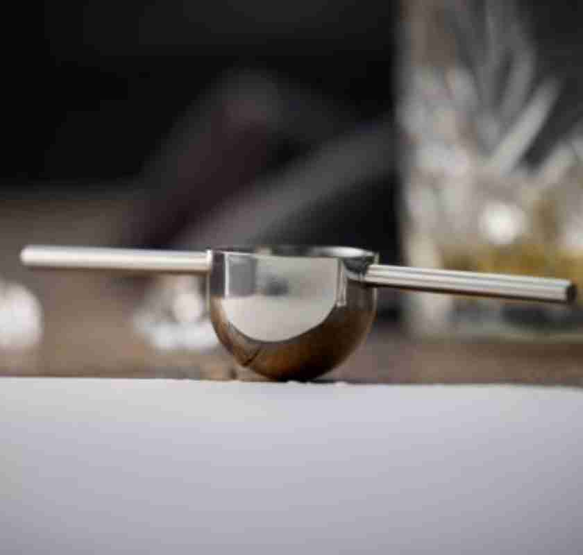 Jigger eller drinkm�tt som l�ggs p� glasets kant