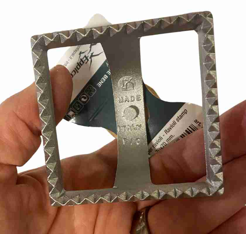 Raviolistans fyrkantig 7 cm i hand