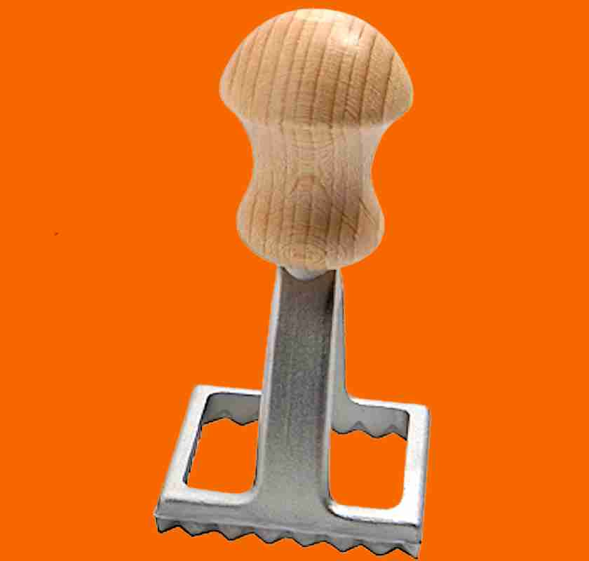 Raviolistans fyrkantig 4 cm mot orange bakgrund