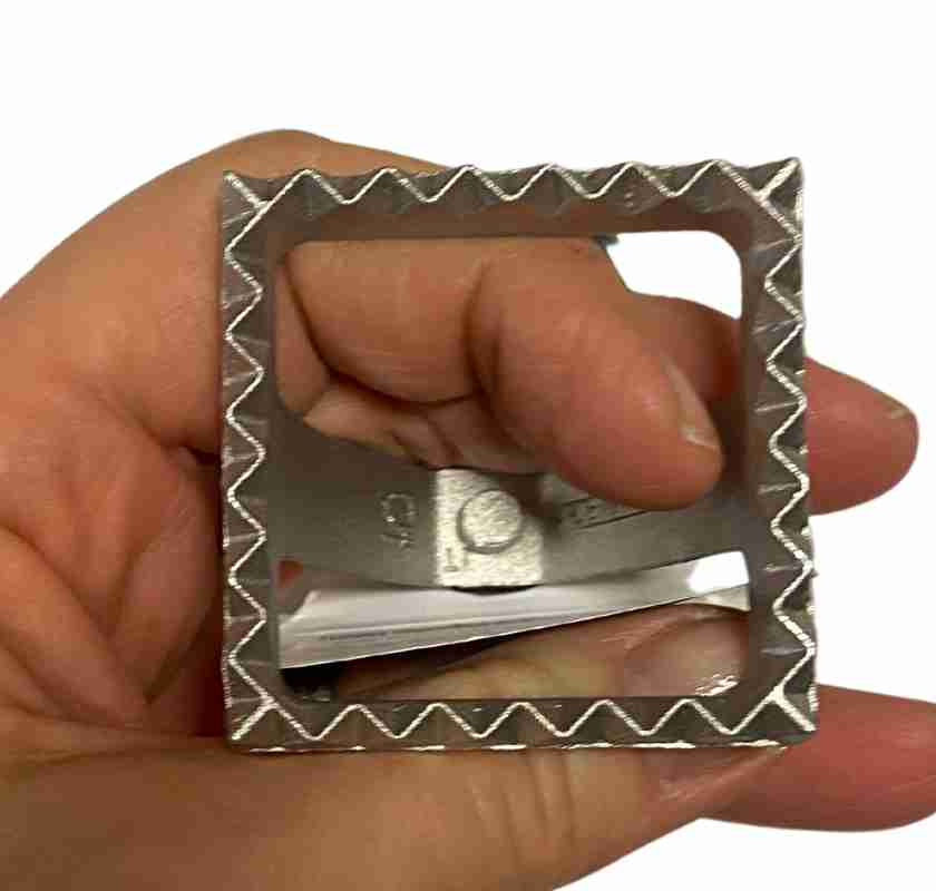 Raviolistans fyrkantig 4 cm i hand