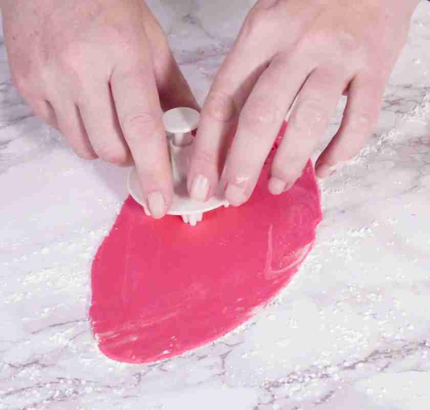 Tar ut blommor ur sugarpaste