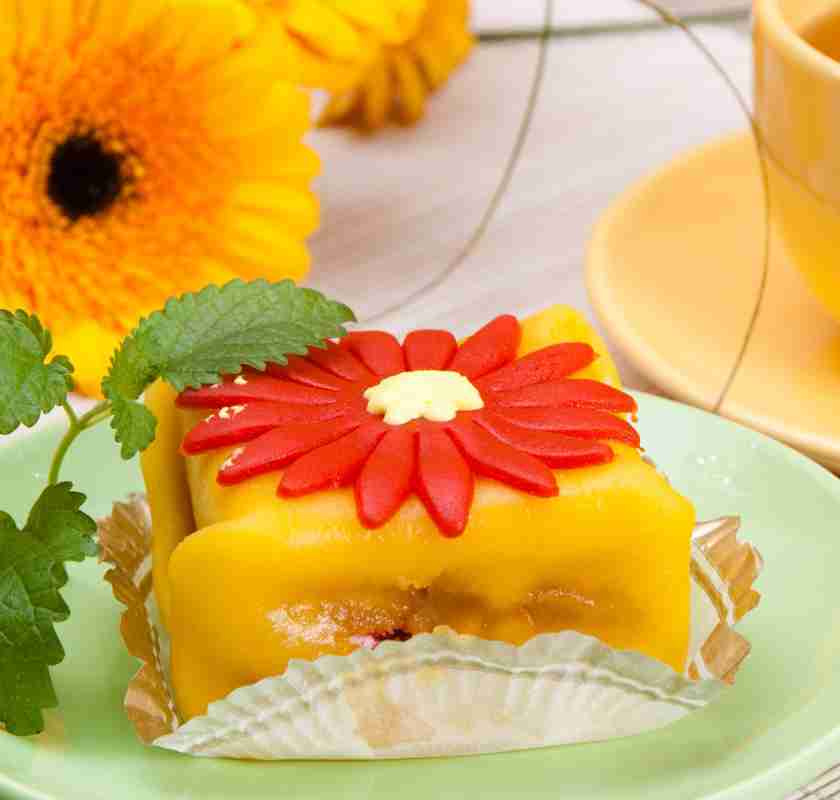 Dekoration med sockerblommor p� bakelse