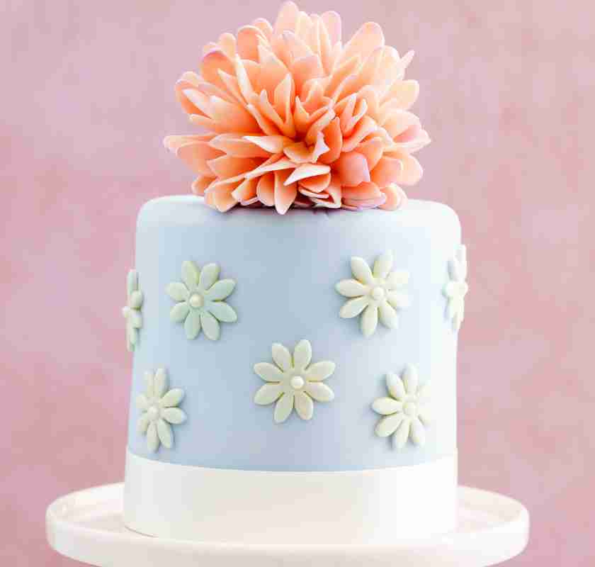 Daisys i sugarpaste p� t�rta
