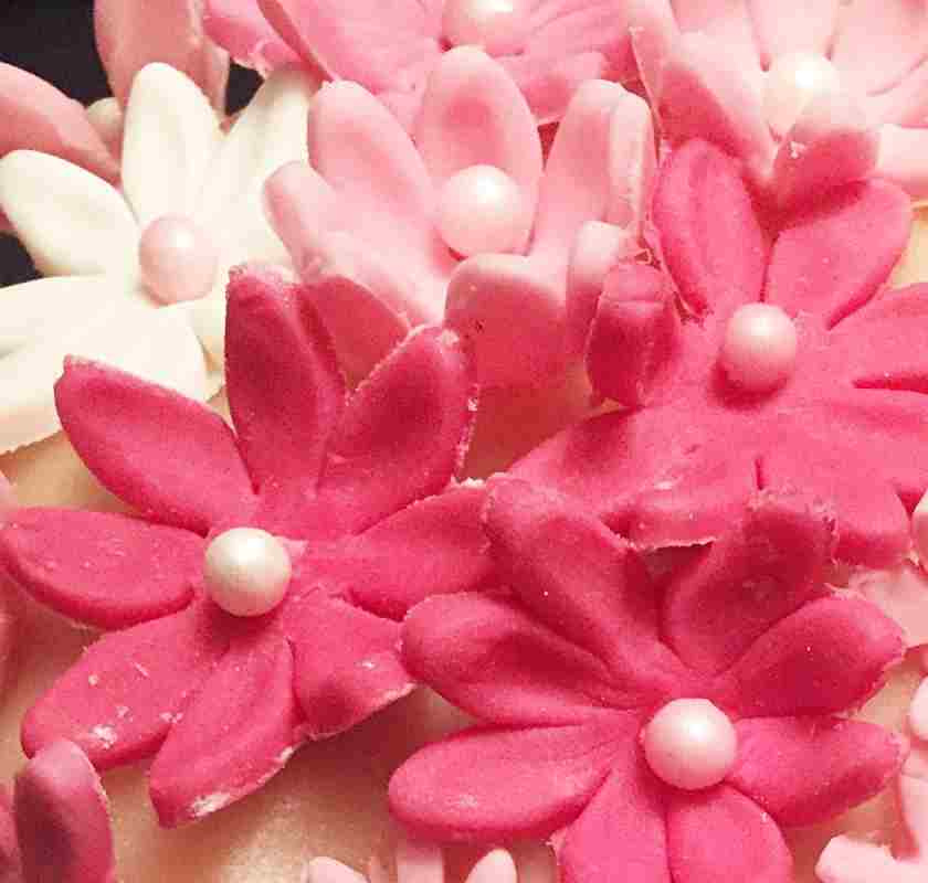 Blommor av sugarpaste i vitt & rosa