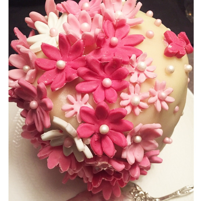 T�rta t�ckt med blommor gjorda med utstickare, Plunger Daisy cutters 4 Set