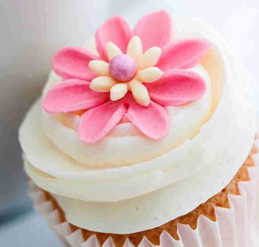 Daisy i sugarpaste p� cop cake