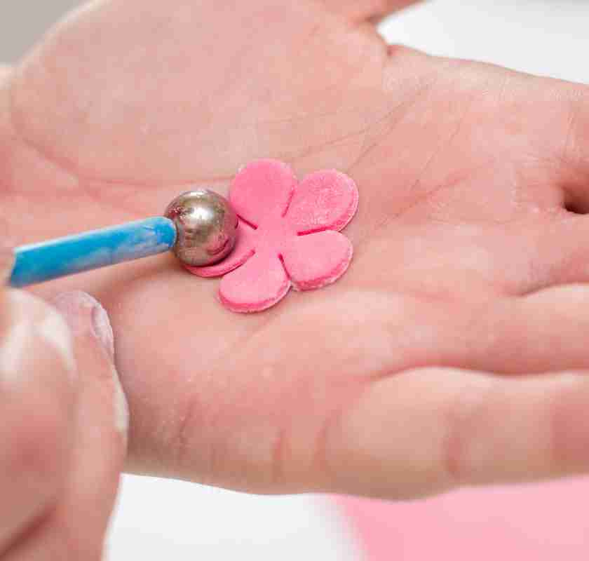 Blomma av sockerpasta i hand