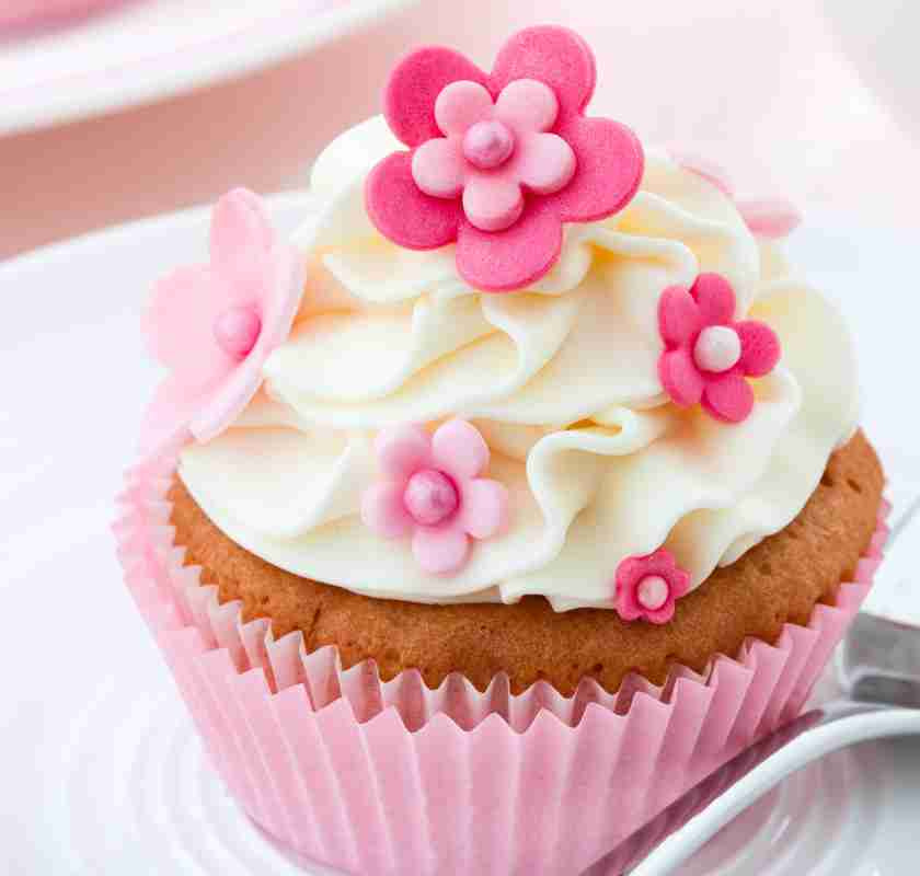 Cupcake dekorerad med blommor i sugarpaste