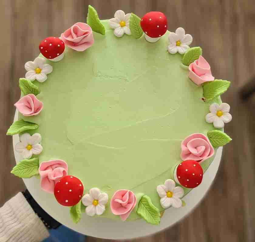 T�rta dekorerad med blommor och svampar