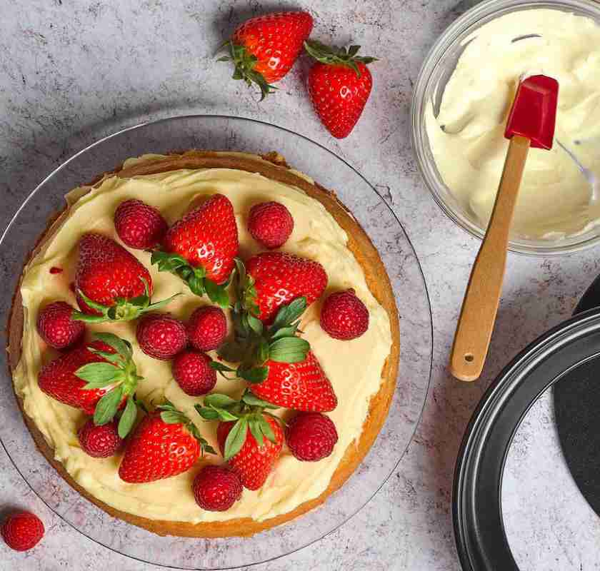 Slickepott mini i sk�l med kr�m och jordgubbst�rta