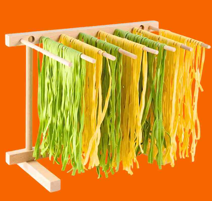 Hopf�llbar pastatork mot orange bakgrund