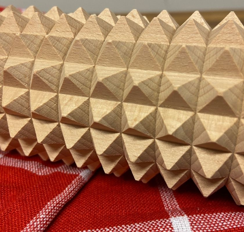 kruskavel i bok,  Detalj av kruskavel med spetsiga nagg