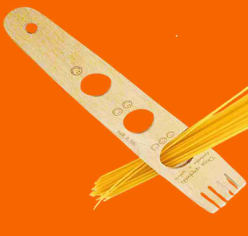 Spagettim�tt i tr� med gaffel Eppicotispai med spagetti mot orange