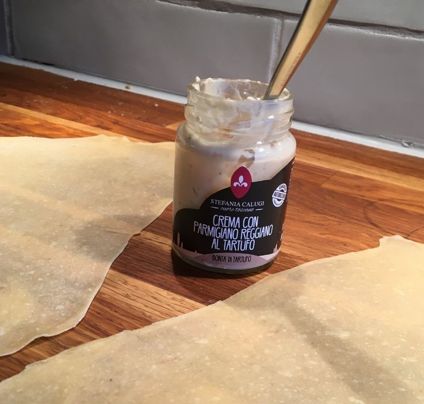 pastadeg utkavlad och burk med kr�men